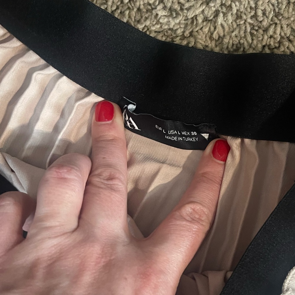 ZARA Elegant Cream Pleated Skirt - Picture 2 of 2